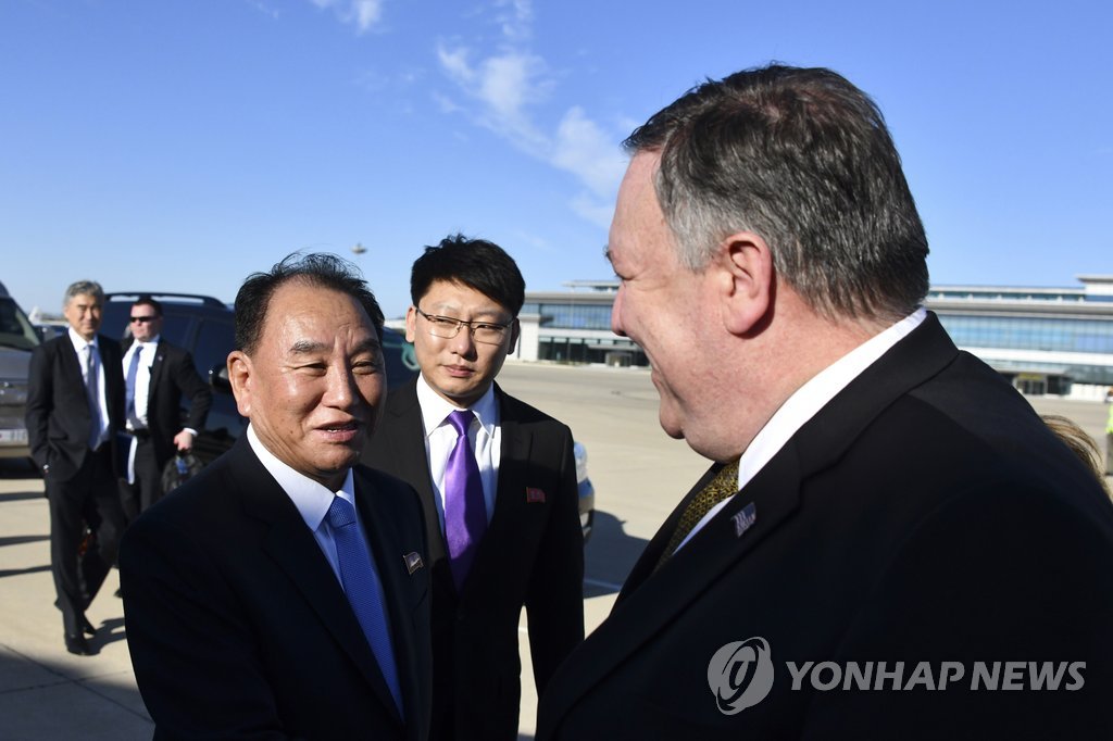 폼페이오 배웅하는 김영철