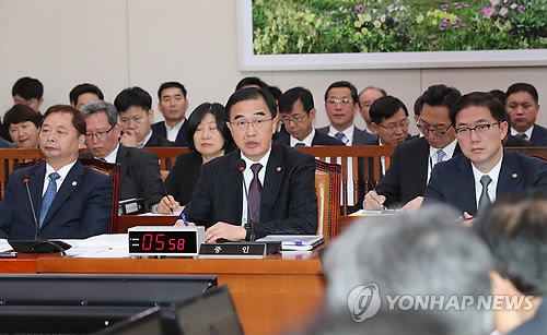 질의에 답하는 조명균 통일부 장관