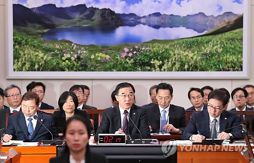 국정감사, 질의에 답하는 조명균