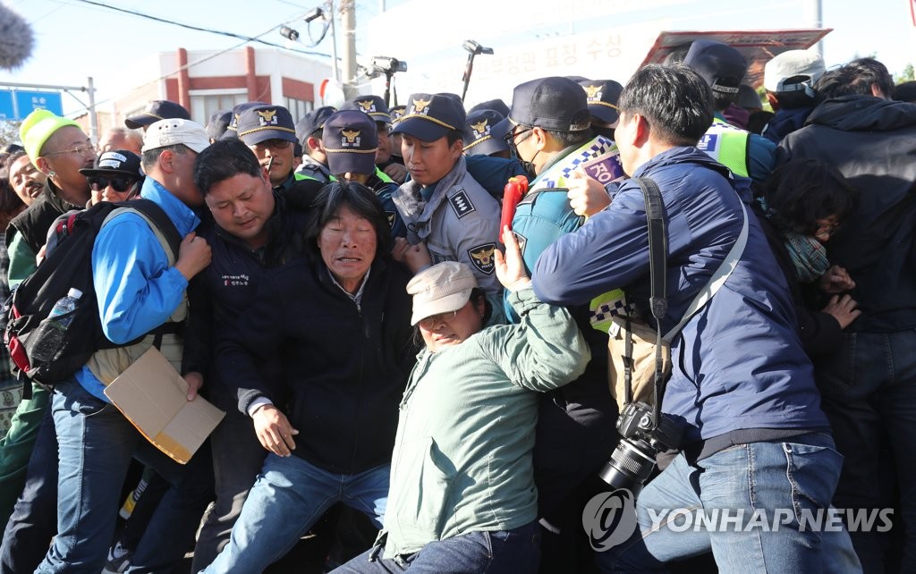 아수라장된 강정 평화센터 주변
