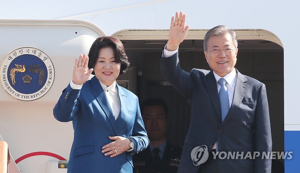문 대통령 내외, '유럽 순방 잘 다녀오겠습니다'