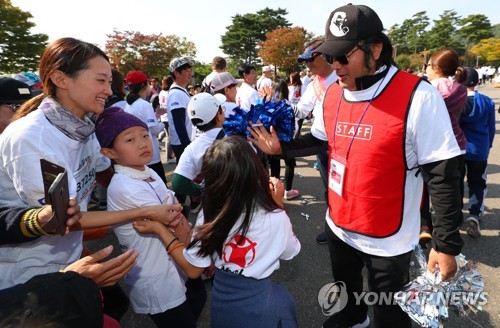 '의리 아저씨'와 하이파이브