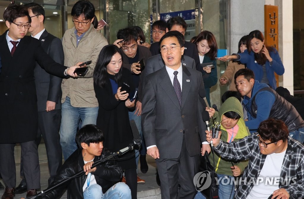 Unification Minister Cho Myoung-gyon speaks to reporters before leaving for high-level talks with North Korea at the truce village of Panmunjom on Oct. 15, 2018. (Yonhap) 