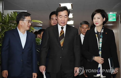 국무회의 참석하는 이낙연 총리
