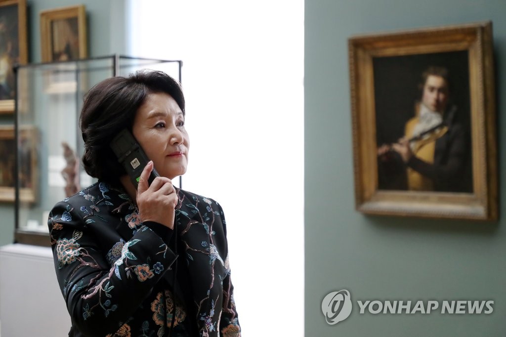 벨기에 왕립미술관 한국어 오디오가이드로 작품관람하는 김정숙 여사