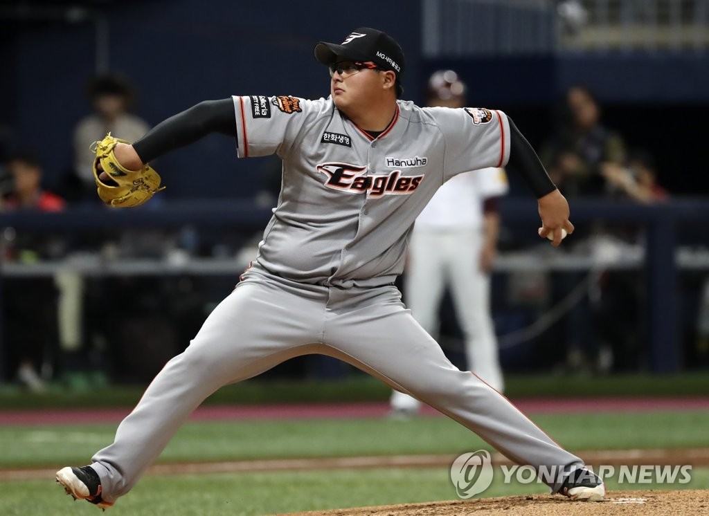 In this file photo from Oct. 23, 2018, Hanwha Eagles' starter Park Ju-hong delivers a pitch against the Nexen Heroes in the bottom of the first inning of a Korea Baseball Organization postseason series at Gocheok Sky Dome in Seoul. (Yonhap)