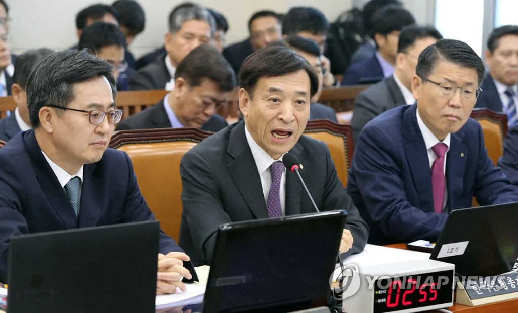 답변하는 이주열 한은 총재