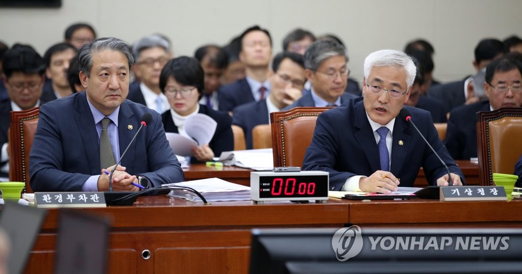 질문 답하는 김종석 기상청장