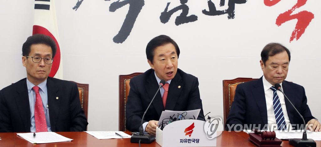 발언하는 김성태 원내대표