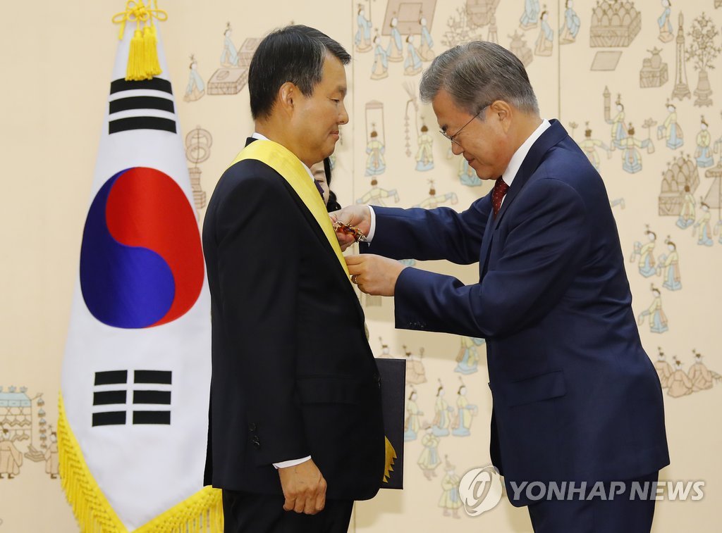 문 대통령, 이진성 전 헌재 소장에게 국민훈장 무궁화장 수여