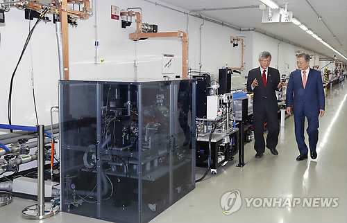 4세대 방사광 가속기 터널 살펴보는 문 대통령