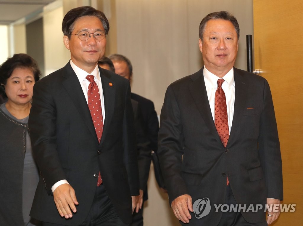 간담회장으로 들어오는 성윤모 장관과 박용만 회장