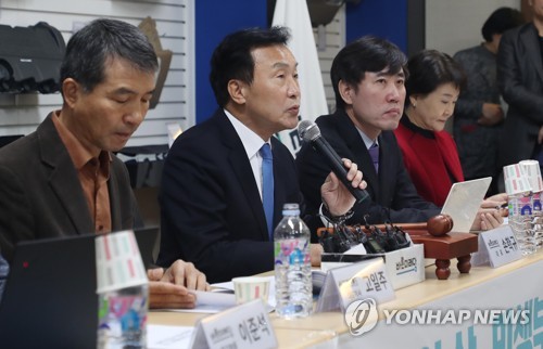 최고위원회의에서 발언하는 손학규 대표