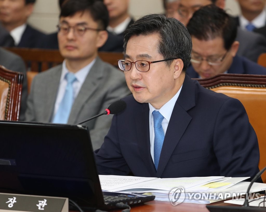 답변하는 김동연 경제부총리