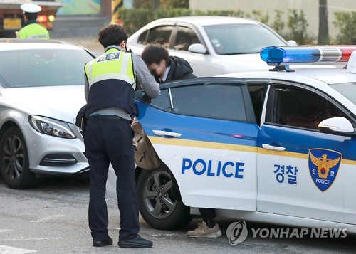 순찰차 타고 수능 고사장 도착한 수험생들