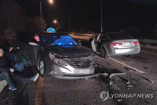 정읍 터널 입구에서 승용차 충돌