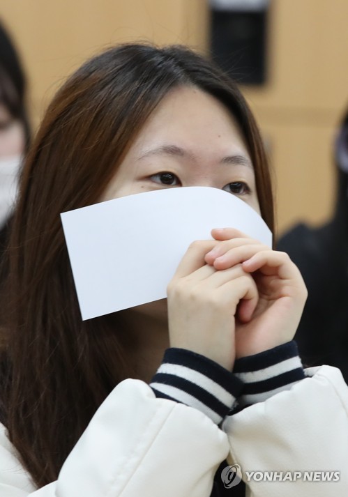 생각에 잠긴 수험생