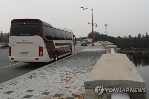 호수공원 둘러보는 북측 일행