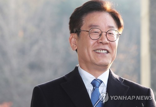 미소 지으며 답변하는 이재명 지사