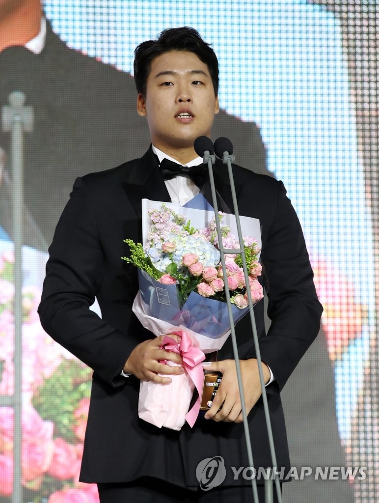 In this file photo from Nov. 19, 2018, Kang Baek-ho of the KT Wiz speaks after receiving the Korea Baseball Organization's Rookie of the Year award during a ceremony in Seoul. (Yonhap)