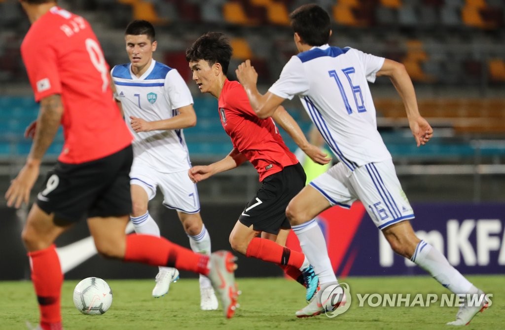 South Korea's Hwang In-beom (C) dribbles the ball during a friendly football match against Uzbekistan at the Queensland Sport and Athletics Centre (QSAC) in Nathan, a suburb of Brisbane, Australia, on Nov. 20, 2018. (Yonhap)