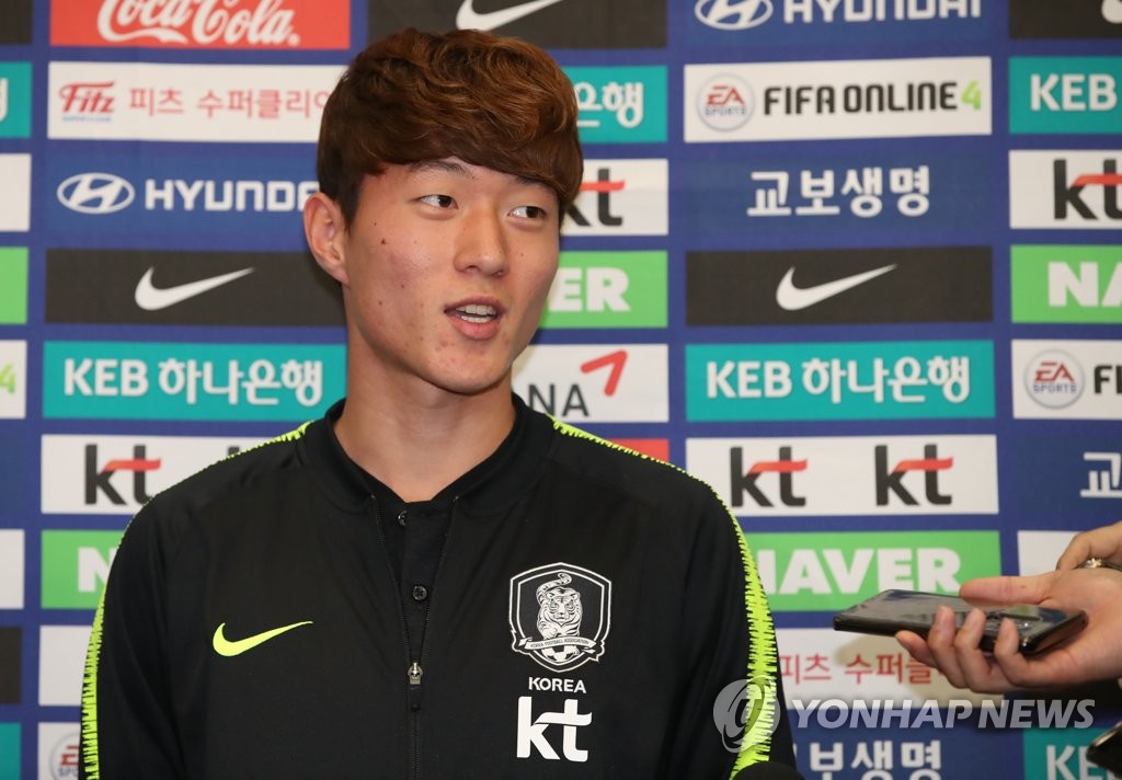 South Korea national football team striker Hwang Ui-jo speaks to reporters at Incheon International Airport in Incheon on Nov. 21, 2018. (Yonhap)