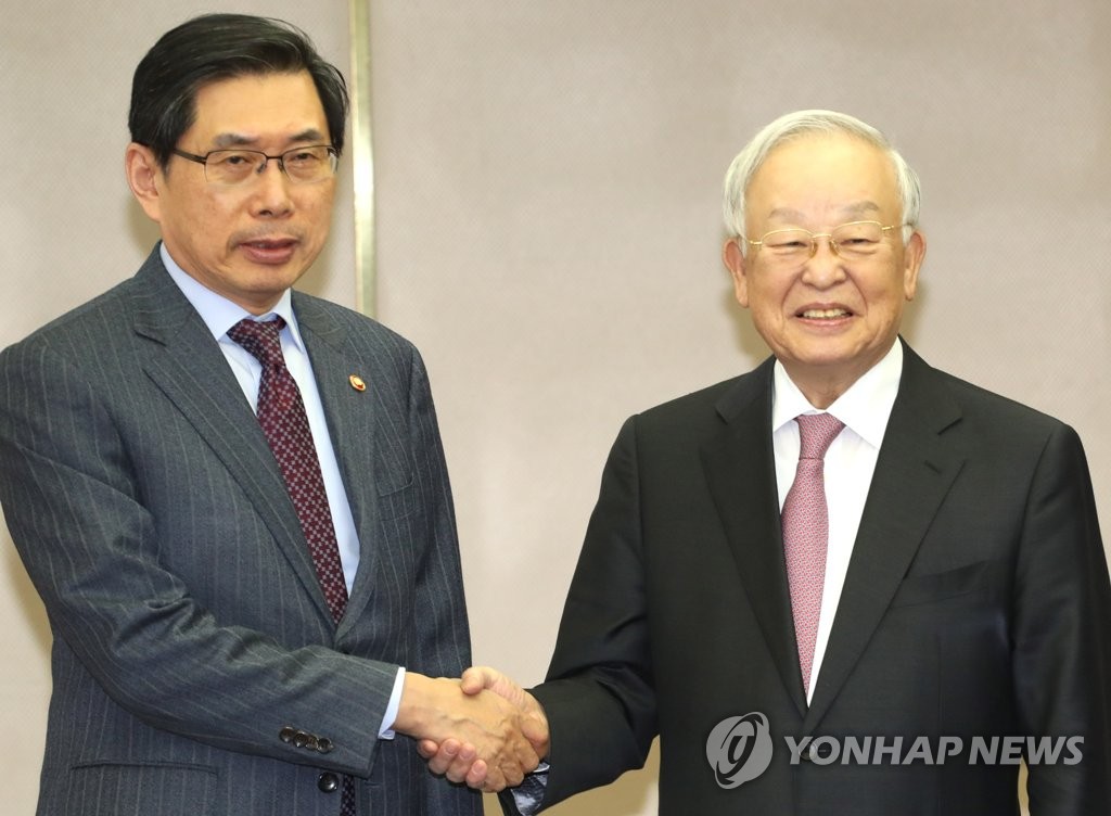 손경식 경총 회장과 악수하는 박상기 법무부 장관