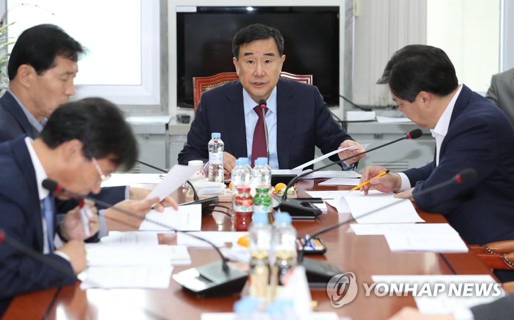 회의 주재하는 김정훈 소위원장