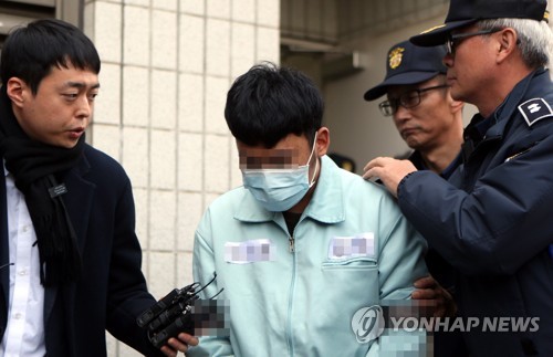 법정 나서는 거제 '묻지마 폭행' 피고인