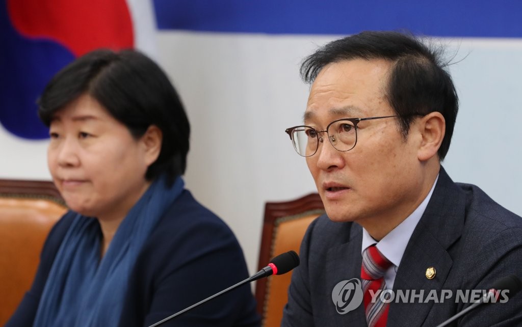 발언하는 홍영표 원내대표