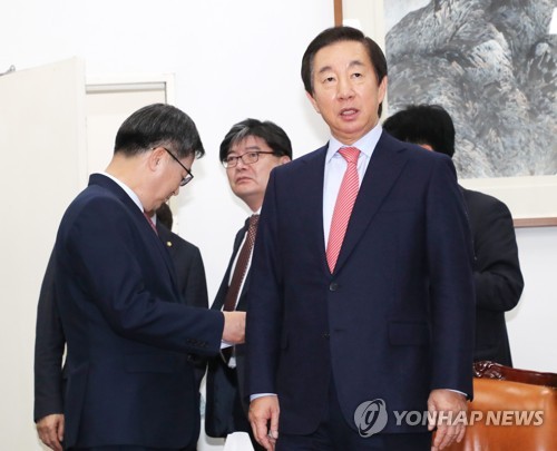 질문에 답하는 김성태