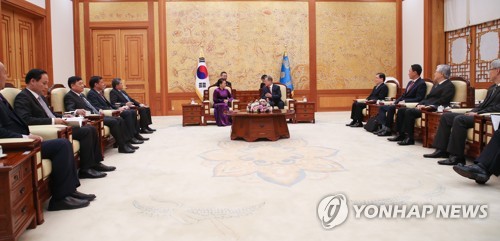 문 대통령, 응우옌 티 낌 응언 베트남 국회의장과 환담