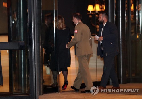 일왕 생일 기념행사 입장하는 참석자들