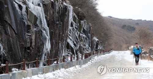 얼음 맺히고 눈 내린 무등산