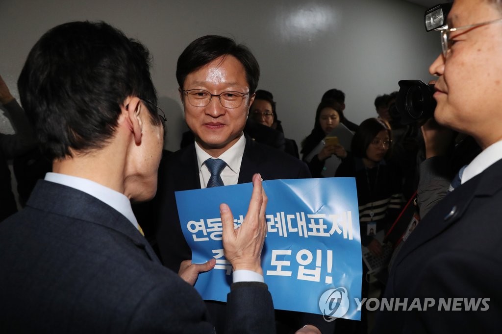 야당 항의에 막힌 강병원 기재위 위원