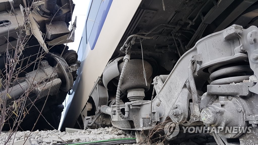 강릉서 선로 벗어난 KTX 열차