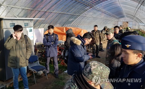 KTX 열차 탈선…비닐하우스로 피한 승객들