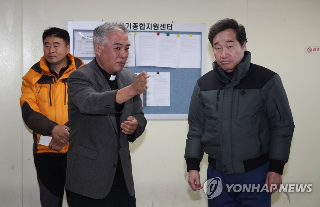 노숙인 숙소 둘러보는 이낙연 총리
