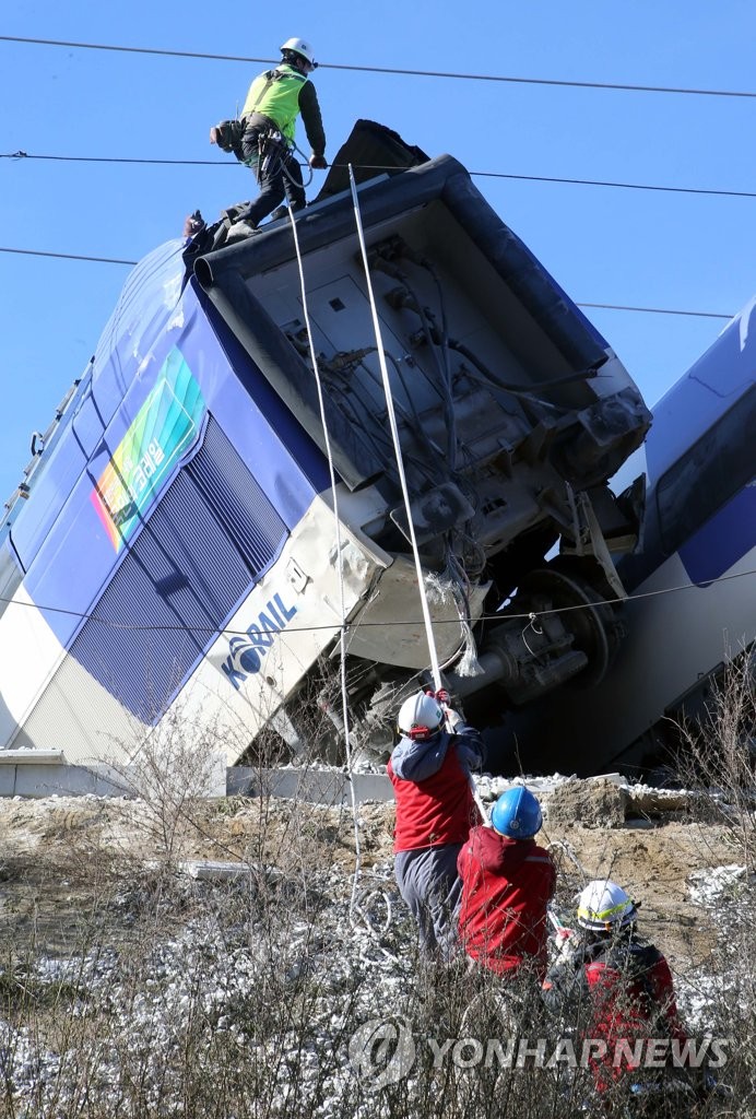 KTX 열차 사고 견인 준비