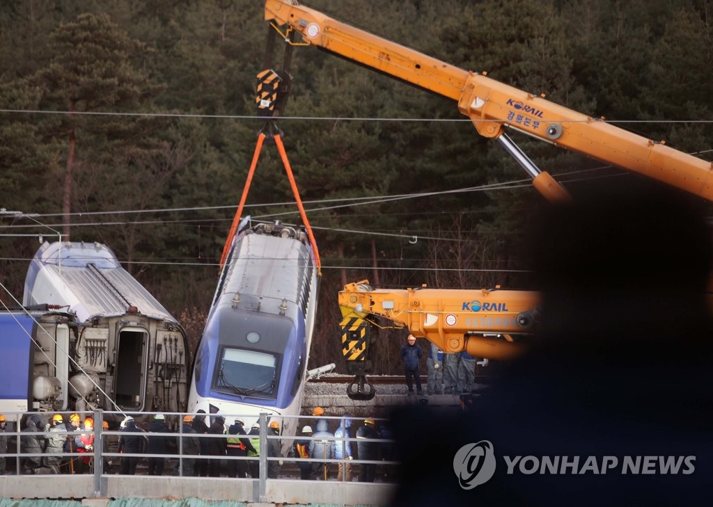 힘겨운 KTX 탈선 열차 복구작업