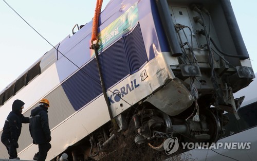 처참하게 부서진 KTX 탈선 열차