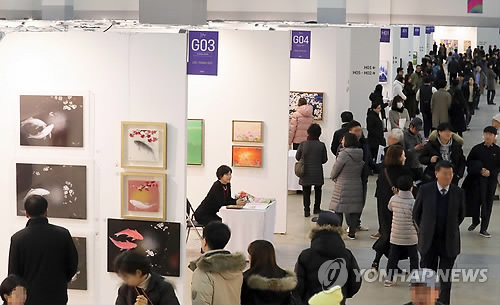 부산국제아트페어 관람객 북적