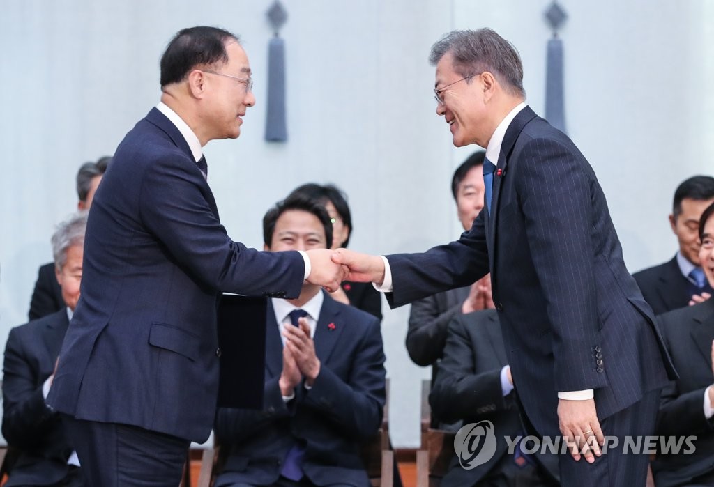 문 대통령, 경제 잘 부탁합니다