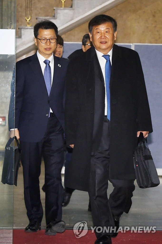 서울 남북회담본부를 나서는 노태강-이주태
