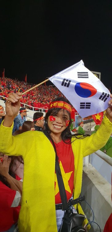 태극기 든 베트남 여성 축구팬