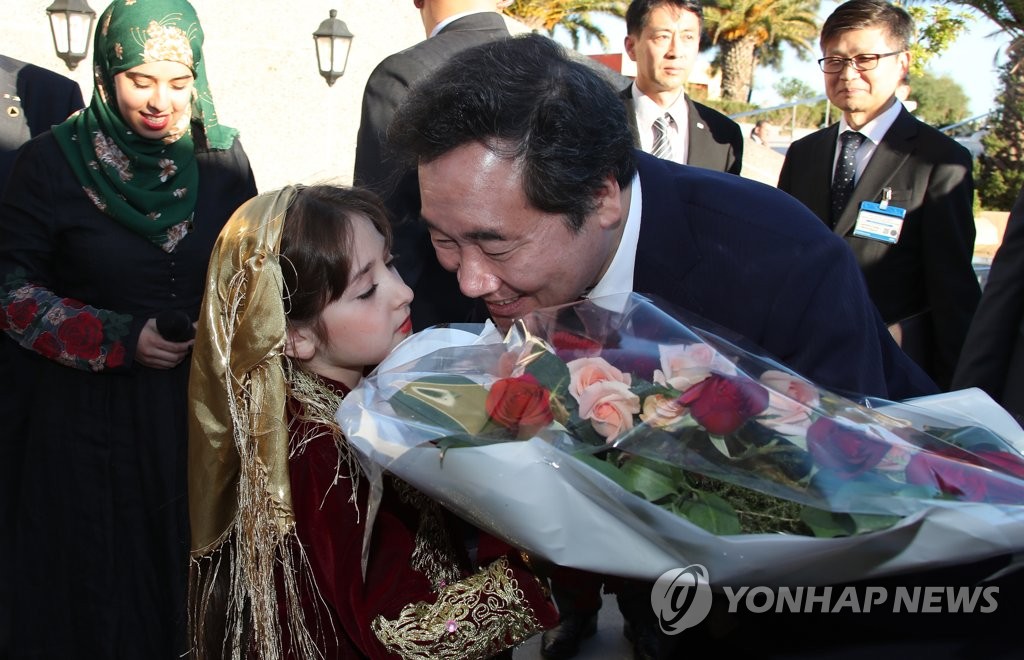 알제리 독립기념관서 꽃다발 받는 이낙연 총리