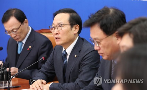 발언하는 홍영표 원내대표