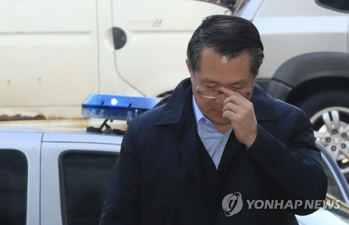 생각에 잠긴 강경훈 삼성전자 부사장