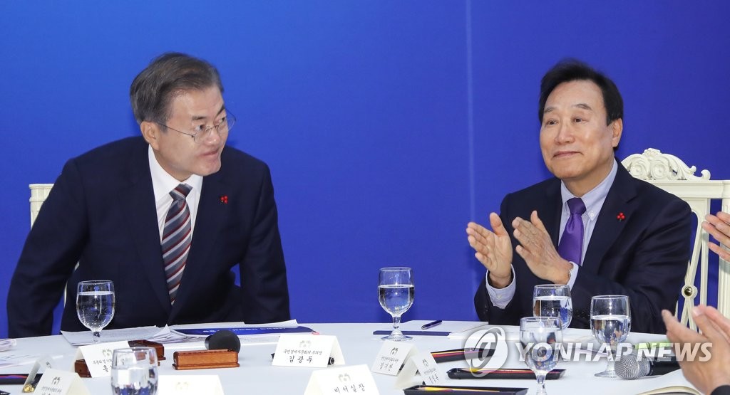 문 대통령에게 박수 보내는 김광두 국민경제자문회의 부의장