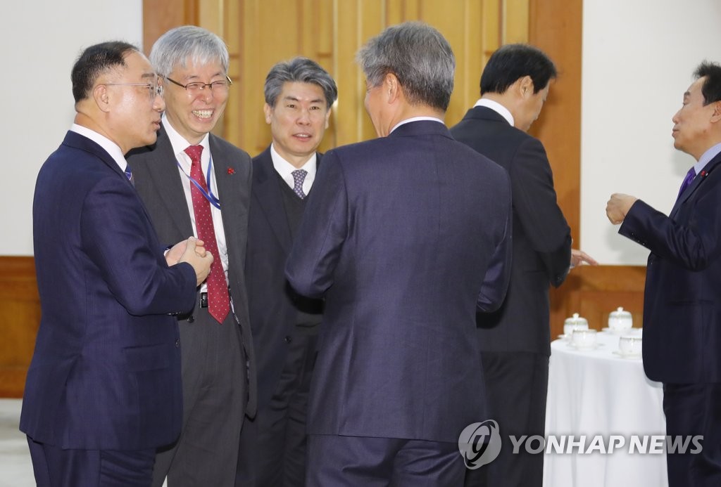 얘기 나누는 홍남기 경제부총리와 청와대